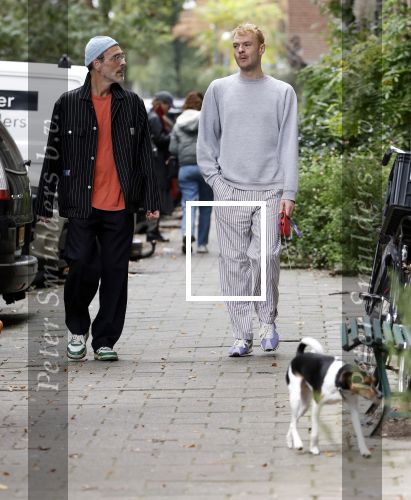 Amsterdam 13 oktober 2025
Viktor Horsting met nieuwe liefde en hondje hand in hand op straat in Amsterdam zuid.