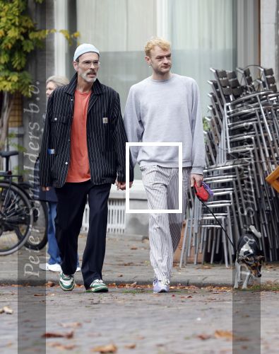 Amsterdam 13 oktober 2025
Viktor Horsting met nieuwe liefde en hondje hand in hand op straat in Amsterdam zuid.