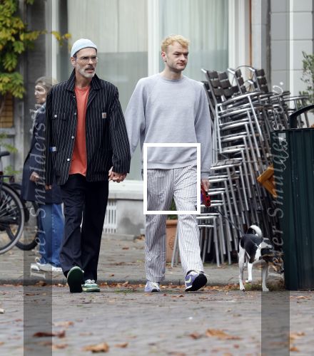 Amsterdam 13 oktober 2025
Viktor Horsting met nieuwe liefde en hondje hand in hand op straat in Amsterdam zuid.
