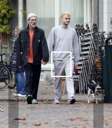 Amsterdam 13 oktober 2025
Viktor Horsting met nieuwe liefde en hondje hand in hand op straat in Amsterdam zuid.