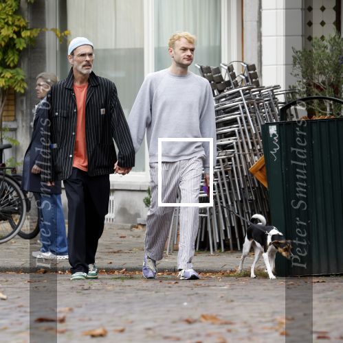 Amsterdam 13 oktober 2025
Viktor Horsting met nieuwe liefde en hondje hand in hand op straat in Amsterdam zuid.