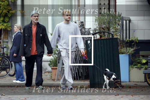 Amsterdam 13 oktober 2025
Viktor Horsting met nieuwe liefde en hondje hand in hand op straat in Amsterdam zuid.