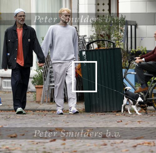 Amsterdam 13 oktober 2025
Viktor Horsting met nieuwe liefde en hondje hand in hand op straat in Amsterdam zuid.