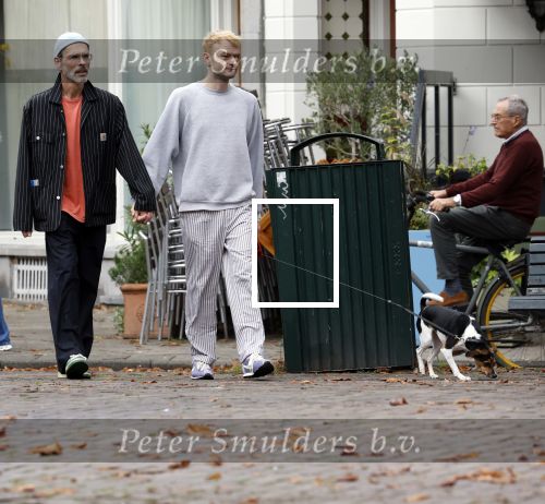Amsterdam 13 oktober 2025
Viktor Horsting met nieuwe liefde en hondje hand in hand op straat in Amsterdam zuid.