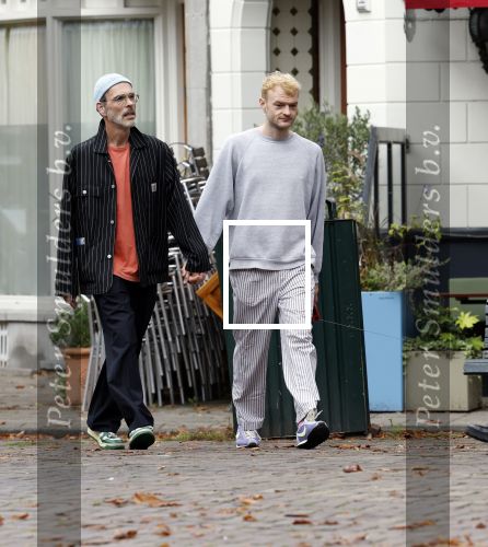 Amsterdam 13 oktober 2025
Viktor Horsting met nieuwe liefde en hondje hand in hand op straat in Amsterdam zuid.