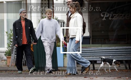 Amsterdam 13 oktober 2025
Viktor Horsting met nieuwe liefde en hondje hand in hand op straat in Amsterdam zuid.