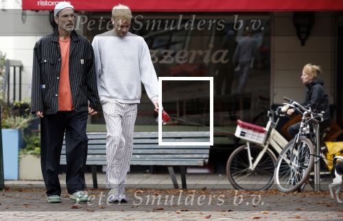 Amsterdam 13 oktober 2025
Viktor Horsting met nieuwe liefde en hondje hand in hand op straat in Amsterdam zuid.