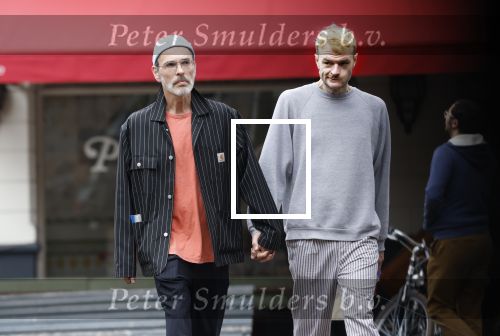 Amsterdam 13 oktober 2025
Viktor Horsting met nieuwe liefde en hondje hand in hand op straat in Amsterdam zuid.