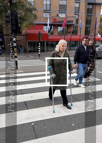 Amsterdam 16 oktober 2025
Winnie Sorgdrager op krukken .