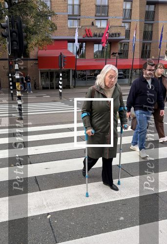 Amsterdam 16 oktober 2025
Winnie Sorgdrager op krukken .