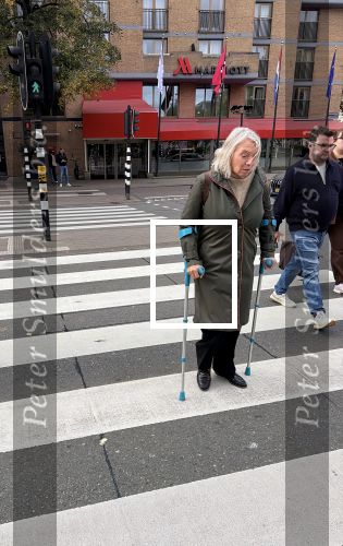Amsterdam 16 oktober 2025
Winnie Sorgdrager op krukken .