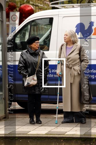 Amsterdam 30 oktober 2025
Oud politicus Winnie Sorgdrager met krukken staat op de tram te wachten met Odette v Thijn ( Vrouw oud burgemeester Ed v Thijn.)