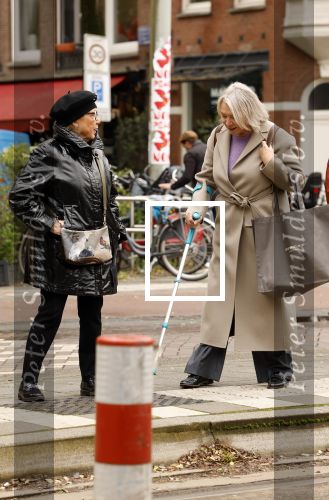 Amsterdam 30 oktober 2025
Oud politicus Winnie Sorgdrager met krukken staat op de tram te wachten met Odette v Thijn ( Vrouw oud burgemeester Ed v Thijn.)