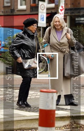 Amsterdam 30 oktober 2025
Oud politicus Winnie Sorgdrager met krukken staat op de tram te wachten met Odette v Thijn ( Vrouw oud burgemeester Ed v Thijn.)