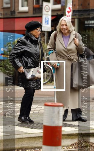 Amsterdam 30 oktober 2025
Oud politicus Winnie Sorgdrager met krukken staat op de tram te wachten met Odette v Thijn ( Vrouw oud burgemeester Ed v Thijn.)