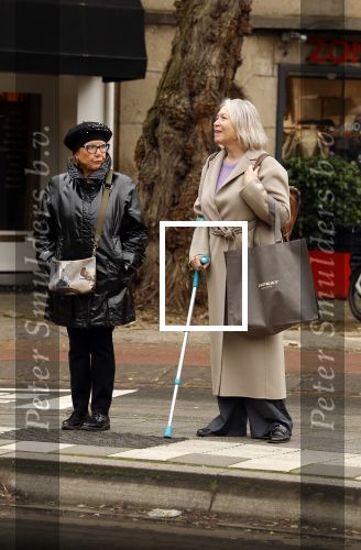 Amsterdam 30 oktober 2025
Oud politicus Winnie Sorgdrager met krukken staat op de tram te wachten met Odette v Thijn ( Vrouw oud burgemeester Ed v Thijn.)