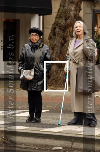 Amsterdam 30 oktober 2025
Oud politicus Winnie Sorgdrager met krukken staat op de tram te wachten met Odette v Thijn ( Vrouw oud burgemeester Ed v Thijn.)