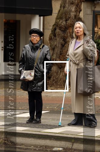 Amsterdam 30 oktober 2025
Oud politicus Winnie Sorgdrager met krukken staat op de tram te wachten met Odette v Thijn ( Vrouw oud burgemeester Ed v Thijn.)