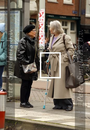 Amsterdam 30 oktober 2025
Oud politicus Winnie Sorgdrager met krukken staat op de tram te wachten met Odette v Thijn ( Vrouw oud burgemeester Ed v Thijn.)