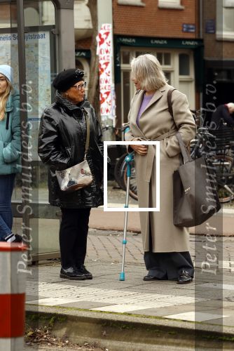 Amsterdam 30 oktober 2025
Oud politicus Winnie Sorgdrager met krukken staat op de tram te wachten met Odette v Thijn ( Vrouw oud burgemeester Ed v Thijn.)