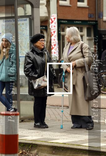 Amsterdam 30 oktober 2025
Oud politicus Winnie Sorgdrager met krukken staat op de tram te wachten met Odette v Thijn ( Vrouw oud burgemeester Ed v Thijn.)