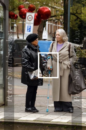 Amsterdam 30 oktober 2025
Oud politicus Winnie Sorgdrager met krukken staat op de tram te wachten met Odette v Thijn ( Vrouw oud burgemeester Ed v Thijn.)