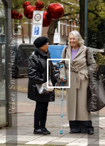Amsterdam 30 oktober 2025
Oud politicus Winnie Sorgdrager met krukken staat op de tram te wachten met Odette v Thijn ( Vrouw oud burgemeester Ed v Thijn.)