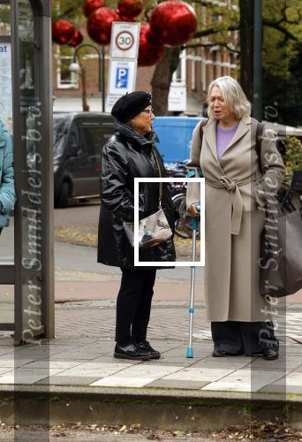Amsterdam 30 oktober 2025
Oud politicus Winnie Sorgdrager met krukken staat op de tram te wachten met Odette v Thijn ( Vrouw oud burgemeester Ed v Thijn.)