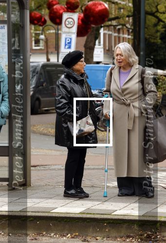 Amsterdam 30 oktober 2025
Oud politicus Winnie Sorgdrager met krukken staat op de tram te wachten met Odette v Thijn ( Vrouw oud burgemeester Ed v Thijn.)