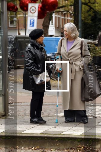 Amsterdam 30 oktober 2025
Oud politicus Winnie Sorgdrager met krukken staat op de tram te wachten met Odette v Thijn ( Vrouw oud burgemeester Ed v Thijn.)