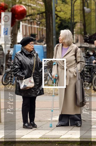 Amsterdam 30 oktober 2025
Oud politicus Winnie Sorgdrager met krukken staat op de tram te wachten met Odette v Thijn ( Vrouw oud burgemeester Ed v Thijn.)