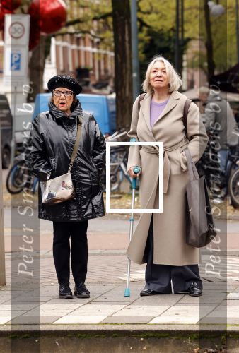 Amsterdam 30 oktober 2025
Oud politicus Winnie Sorgdrager met krukken staat op de tram te wachten met Odette v Thijn ( Vrouw oud burgemeester Ed v Thijn.)
