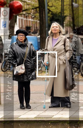 Amsterdam 30 oktober 2025
Oud politicus Winnie Sorgdrager met krukken staat op de tram te wachten met Odette v Thijn ( Vrouw oud burgemeester Ed v Thijn.)