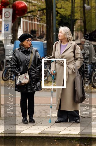 Amsterdam 30 oktober 2025
Oud politicus Winnie Sorgdrager met krukken staat op de tram te wachten met Odette v Thijn ( Vrouw oud burgemeester Ed v Thijn.)