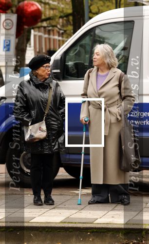 Amsterdam 30 oktober 2025
Oud politicus Winnie Sorgdrager met krukken staat op de tram te wachten met Odette v Thijn ( Vrouw oud burgemeester Ed v Thijn.)