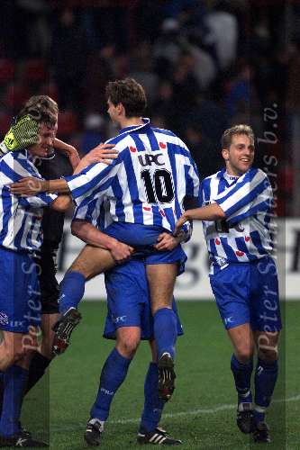 Eindhoven, 18 december 1999
Kompetitie PSV-SC Heerenveen, eindstand 0-1
Matchwinnaar Anthony Lurling wordt omheslt door zijn ploeggenoten