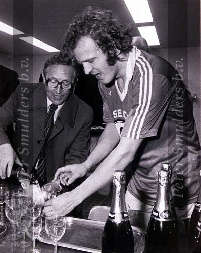 Rene v d Kerkhof samen met manager Ben v Gelder samen champagne inschenkend nadat zij Bastia hebben veslagen en de UEFA-cup hebben gewonnen. 
1978