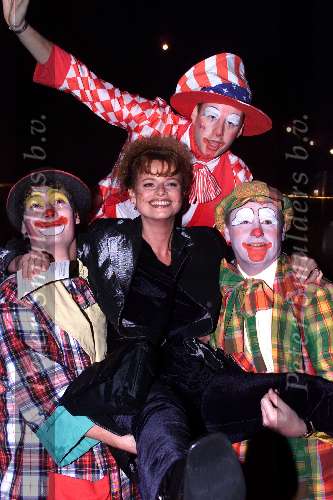 Amsterdam 13 december 1999
Gala of the stars. Bekende nederlanders doen een circusact voor het Foster Parents plan.
Bettina Berger met clowns( rechts ... Smetsers)
