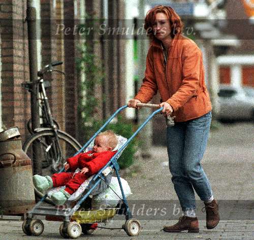 Chris Jolles met haar zoontje aan het wandelen in Amsterdam