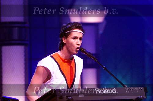 Aalsmeer 8-12-1999
Sterrenplaybackshow van Hennie Huisman.
Daan Schuurmans als Doe Maar