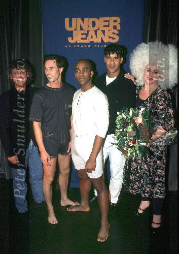 Frank rijkaard tijdens de presentatie van zijn nieuwe kollektie UNDERJEANS
Karin bloemen Gehel inks de businesspartner van rijkaard