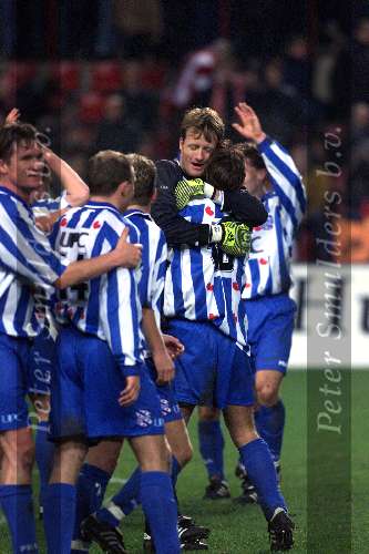 Eindhoven, 18 december 1999
Kompetitie PSV-SC Heerenveen, eindstand 0-1
Blijdschap bij doelman Hans vonk