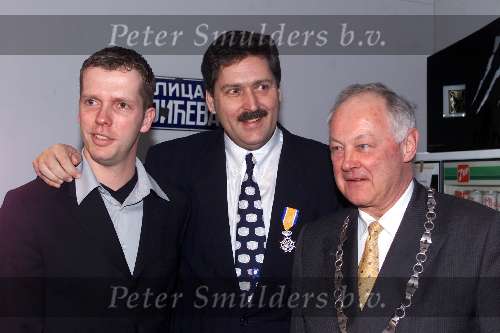 Best 20 december 1999
Gaykrant bestaat 20 jaar en brengt haar 400e nummer uit.
Op de foto Direkteur/eigenaar Henk Krol ( 2e van rechts samen met zijn vriend en rechts de burgemeester van Best