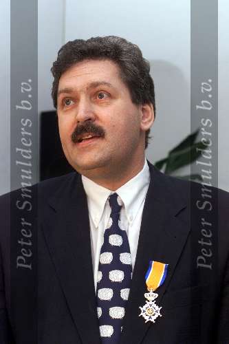 Best 20 december 1999
Gaykrant bestaat 20 jaar en brengt haar 400e nummer uit.
Op de foto Direkteur/eigenaar Henk Krol met zijn koninklijke onderscheiding