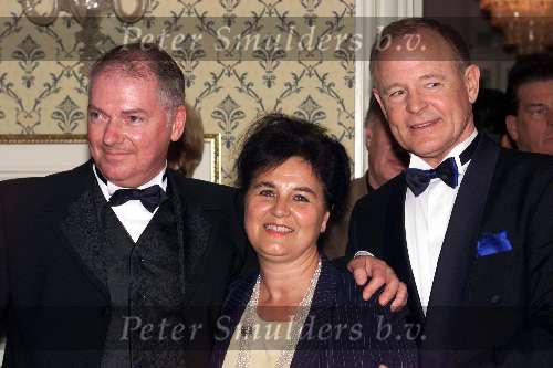 Eefde 30 november 1999
Uitreiking nieuwe CD Ronnie Tober
RONNIE TOBER hier smane met JACQUEMINE HOES en JAN JOCHEMS