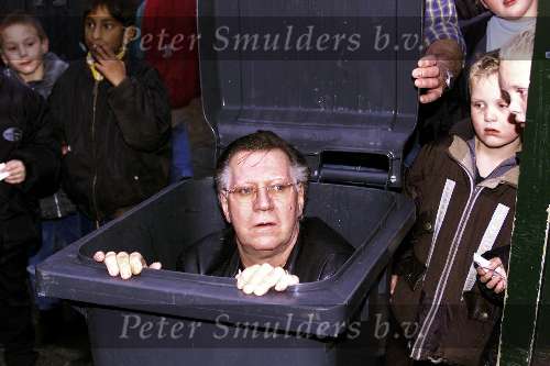 24-11-1999 Kampen Suprise show Hennie Huisman 
Joop van Tellingen in vuilnisbak