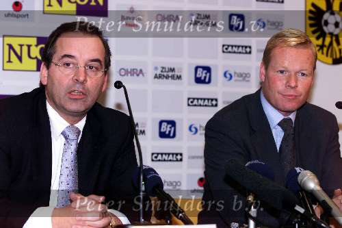 Arnhem, 30 november 1999
Ondertekening kontrakt bij Vitsse voor 2 1/2 jaar
RONALD KOEMAN met KAREL AALBERS