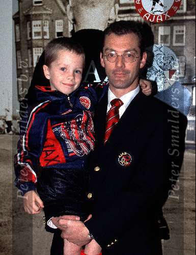 Maarten Oldenhof met zijn zoontje
17 OKTOBER 1997