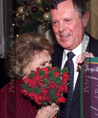Amsterdam, 21 december 1999
Rita Reijs 75 jaar
Tom Westermeijer Sr. met Rita Reijs huilend