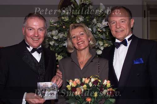 Eefde 30 november 1999
Uitreiking nieuwe CD Ronnie Tober
RONNIE TOBER hier met Mevr. Kamminga en Jan jochems